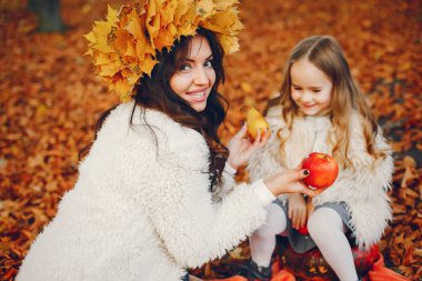 Sonbahar parkında şirin ve şık bir aile.