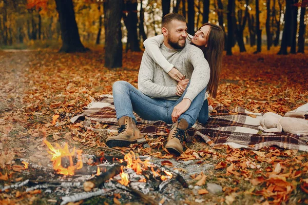 Elegante pareja pasar tiempo en un parque de otoño —  Fotos de Stock