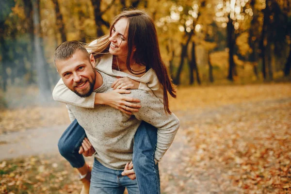 Elegant par tillbringa tid i en höstpark — Stockfoto