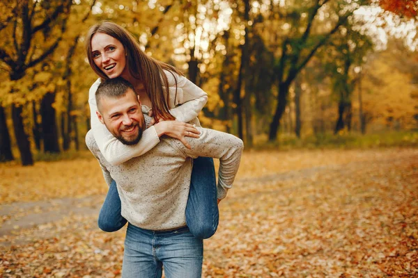 Elegant koppel brengt tijd door in een herfstpark — Stockfoto