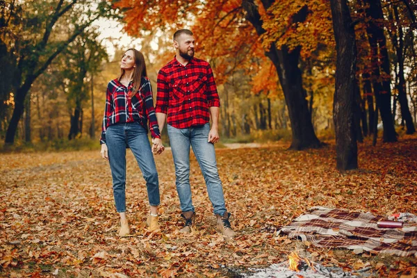 Elegancka para spędza czas w jesiennym parku — Zdjęcie stockowe