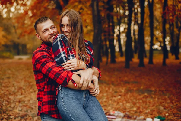 Elegante pareja pasar tiempo en un parque de otoño —  Fotos de Stock