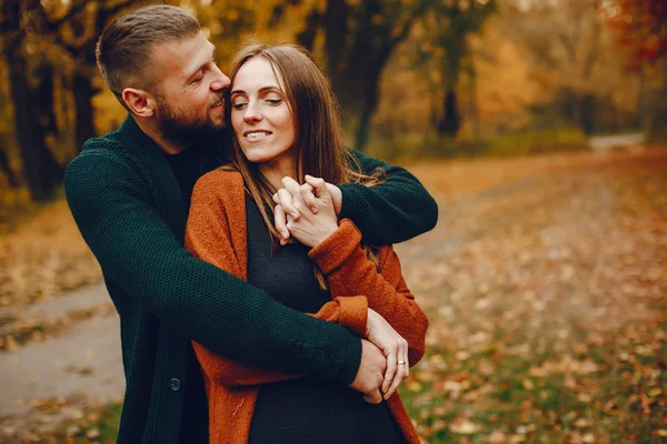 Elegante pareja pasar tiempo en un parque de otoño — Foto de Stock