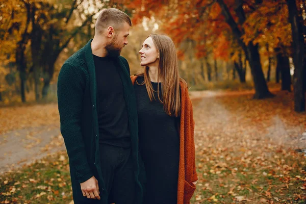 Elegantes Paar verbringt Zeit in einem herbstlichen Park — Stockfoto