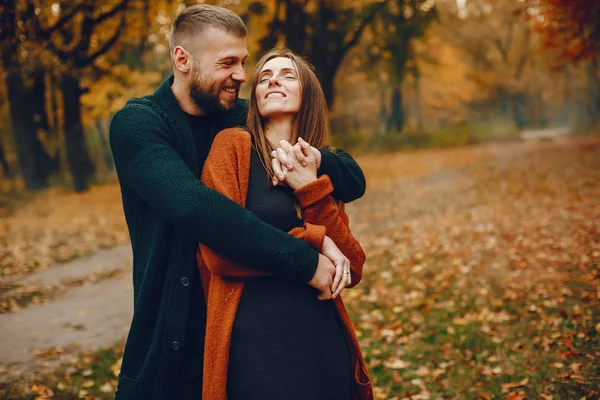 Casal elegante passar o tempo em um parque de outono — Fotografia de Stock