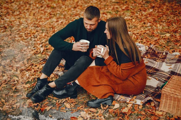 Elegant par tillbringa tid i en höstpark — Stockfoto