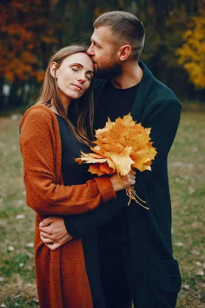Couple élégant passer du temps dans un parc d'automne — Photo