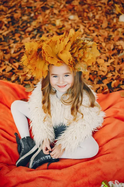 Nettes kleines Mädchen im Herbst Park — Stockfoto