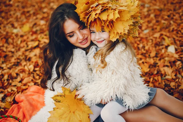 Familia linda y elegante en un parque de otoño —  Fotos de Stock