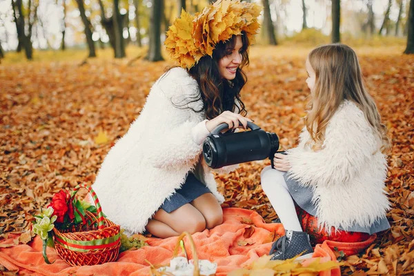 Família bonito e elegante em um parque de outono — Fotografia de Stock