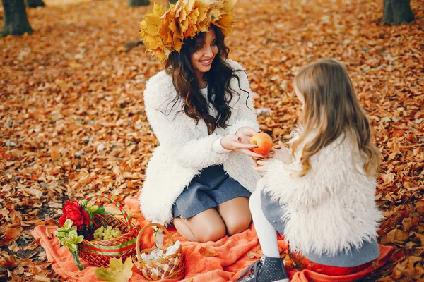 Familia linda y elegante en un parque de otoño — Foto de Stock