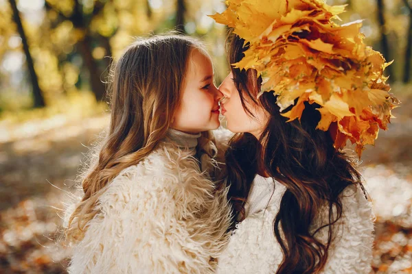 Famiglia carina ed elegante in un parco autunnale — Foto Stock