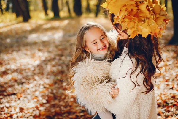 Cute and stylish family in a autumn park — Stock Photo, Image
