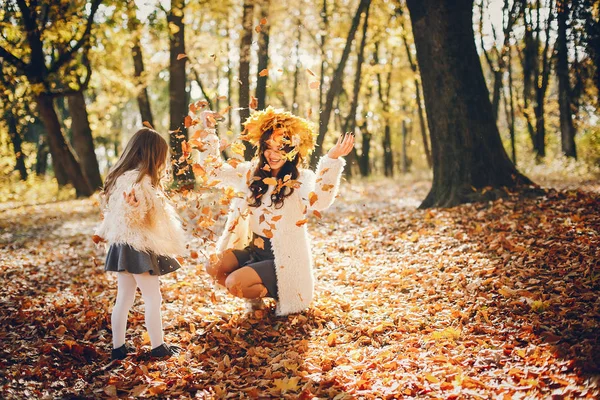 Cute i stylowa rodzina w jesiennym parku — Zdjęcie stockowe