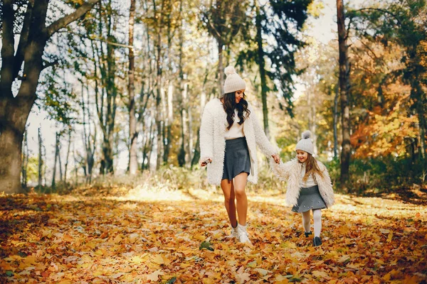 Sonbahar parkında şirin ve şık bir aile. — Stok fotoğraf