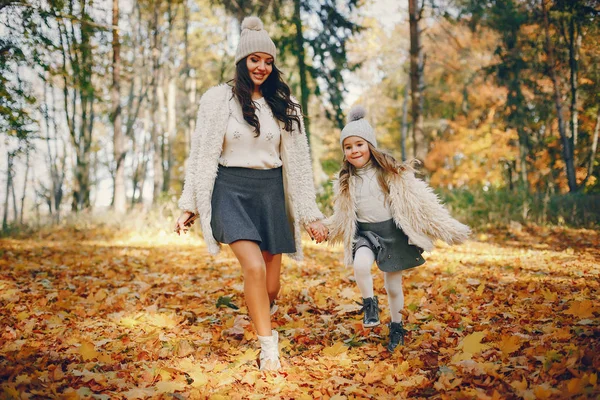 Cute i stylowa rodzina w jesiennym parku — Zdjęcie stockowe