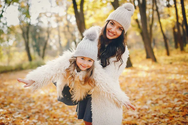 Sonbahar parkında şirin ve şık bir aile.