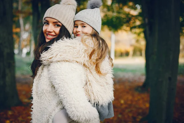 Cute i stylowa rodzina w jesiennym parku — Zdjęcie stockowe