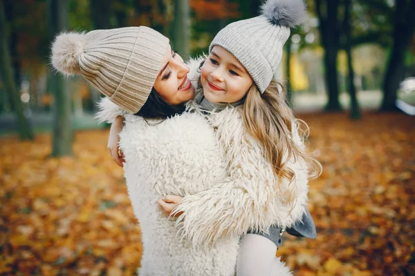 Família bonito e elegante em um parque de outono — Fotografia de Stock