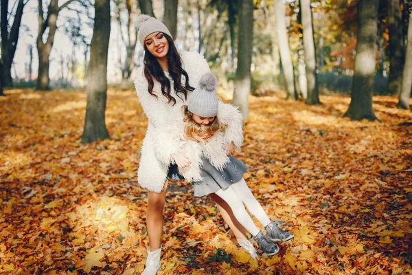 Cute i stylowa rodzina w jesiennym parku — Zdjęcie stockowe