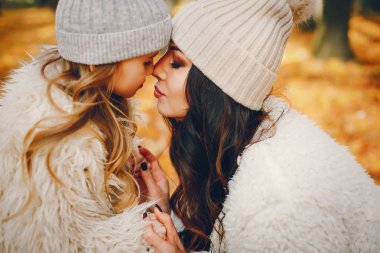 Sonbahar parkında şirin ve şık bir aile.