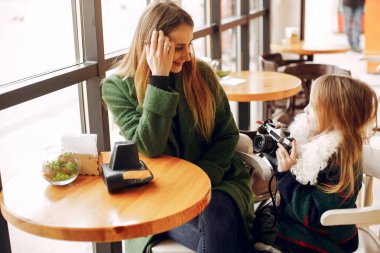 Bir kafede sevimli ve şık aile