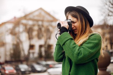 Bir bahar parkında yürüyen güzel kadın
