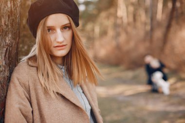 Sevimli kız bir bahar parkta dinlenmek var