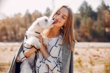 Sevimli kız bir bahar parkta dinlenmek var