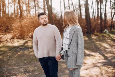 Güzel bir çift yaz parkında vakit geçirir.