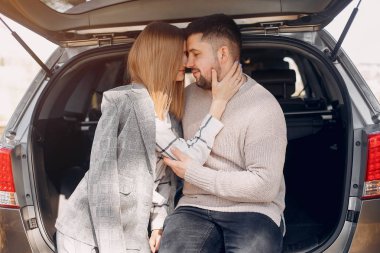 Güzel bir çift yaz parkında vakit geçirir.