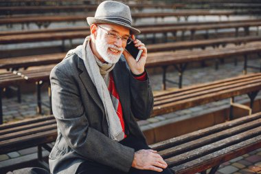 Güneşli bir sonbahar parkta zarif yaşlı adam