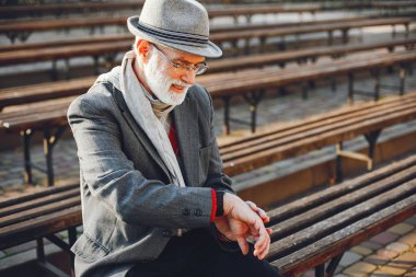 Güneşli bir sonbahar parkta zarif yaşlı adam