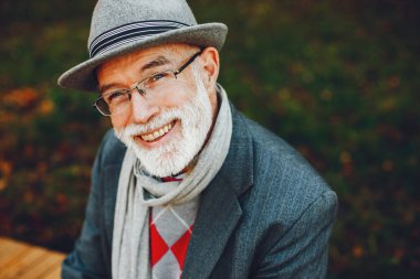 Güneşli bir sonbahar parkta zarif yaşlı adam