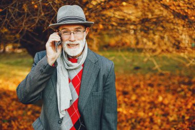 Güneşli bir sonbahar parkta zarif yaşlı adam