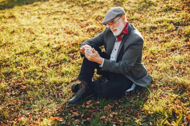 Güneşli bir sonbahar parkta zarif yaşlı adam