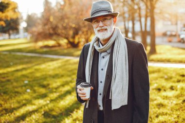 Güneşli bir sonbahar parkta zarif yaşlı adam