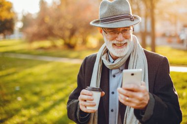 Güneşli bir sonbahar parkta zarif yaşlı adam