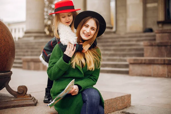 Famiglia carina ed elegante in una città primaverile — Foto Stock