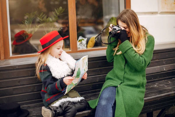 Famiglia carina ed elegante in una città primaverile — Foto Stock