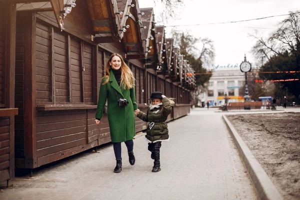 봄의 도시에서 귀엽고 세련된 가족 — 스톡 사진