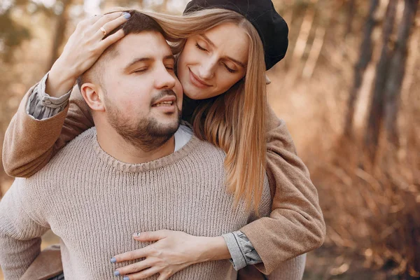 Krásný pár tráví čas v letním parku — Stock fotografie