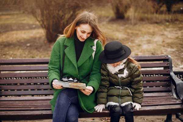 Famiglia carina ed elegante in una città primaverile — Foto Stock