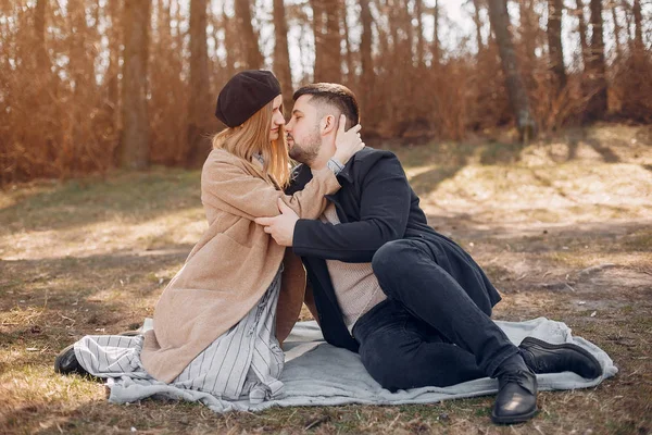 Vackra par tillbringa tid i en sommarpark — Stockfoto