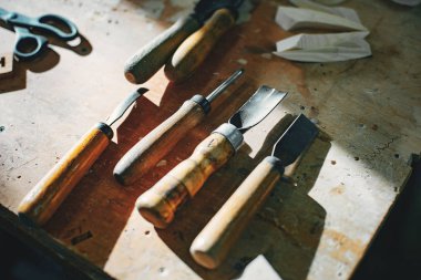 Marangoz bir ağaçla çalışır.