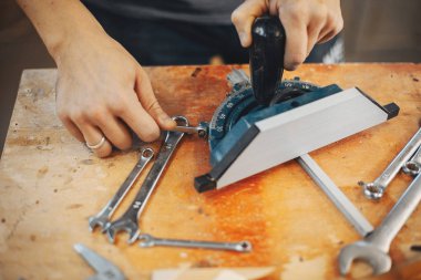 Marangoz bir ağaçla çalışır.