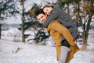 parkta yürüyen mutlu çift