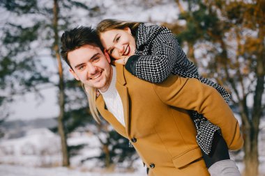 parkta yürüyen mutlu çift