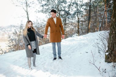 parkta yürüyen mutlu çift