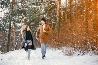 parkta yürüyen mutlu çift